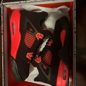 Jordan 4 red thunder size 6y (8 womens)